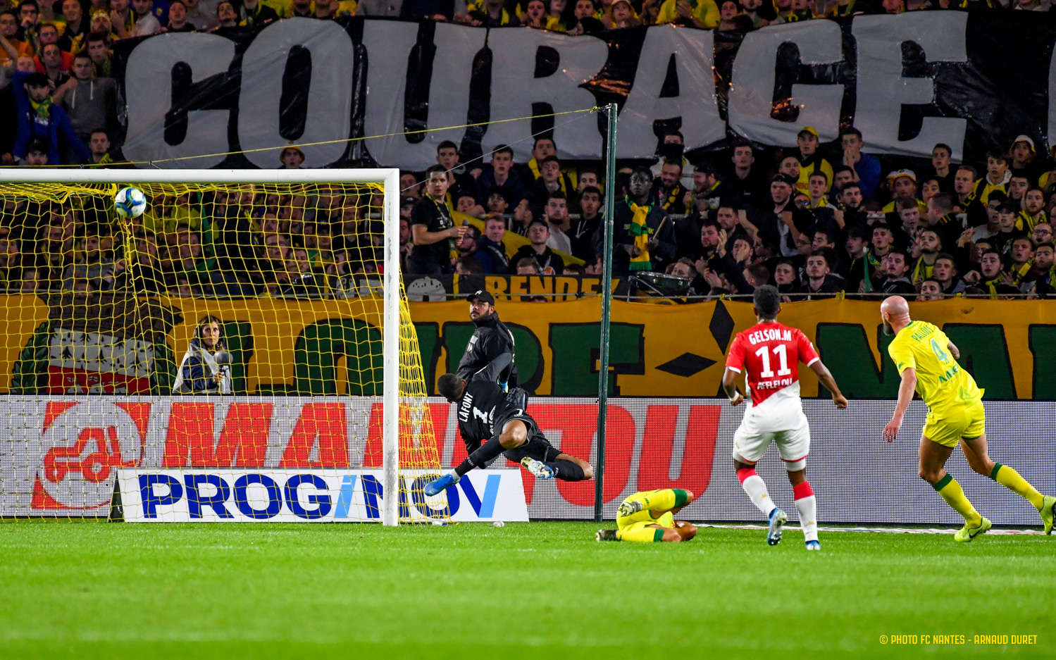 FC Nantes | UN MATCH, UNE IMAGE - Coupé En Plein élan...